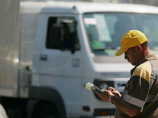 Fiscal da CET multa caminhão na Marginal. Foto: Filipe Araújo/Agência Estado